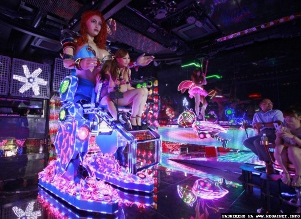 Женщины-роботы в токийском кабаре
