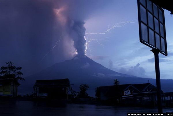 Молнии над вулканами ( Фото )