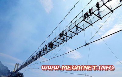 Стеклянный мост над пропастью Стеклянный мост над пропастью